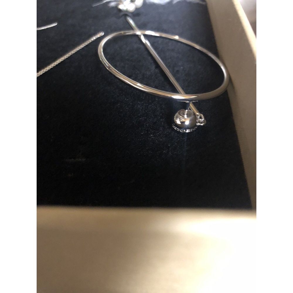 Burberry Asymmetrical Silver Tone Earrings Ostrich Feather Pearl Chain Drop NIB - Picture 14 of 15